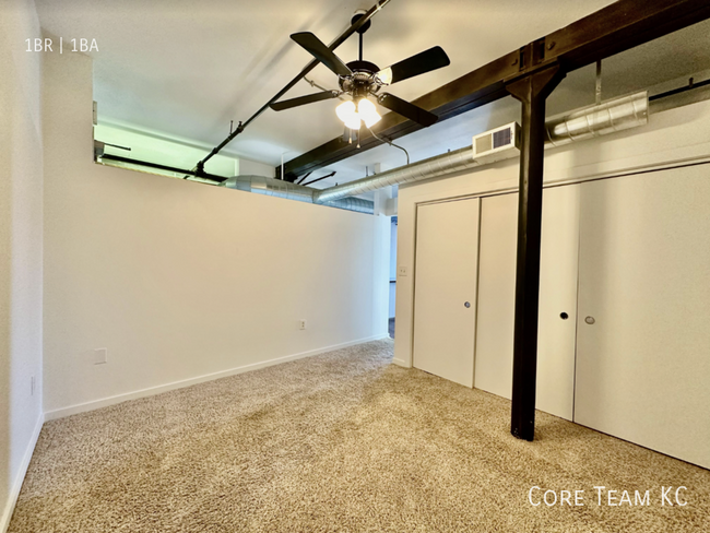 Building Photo - LARGE LOFT in River Market