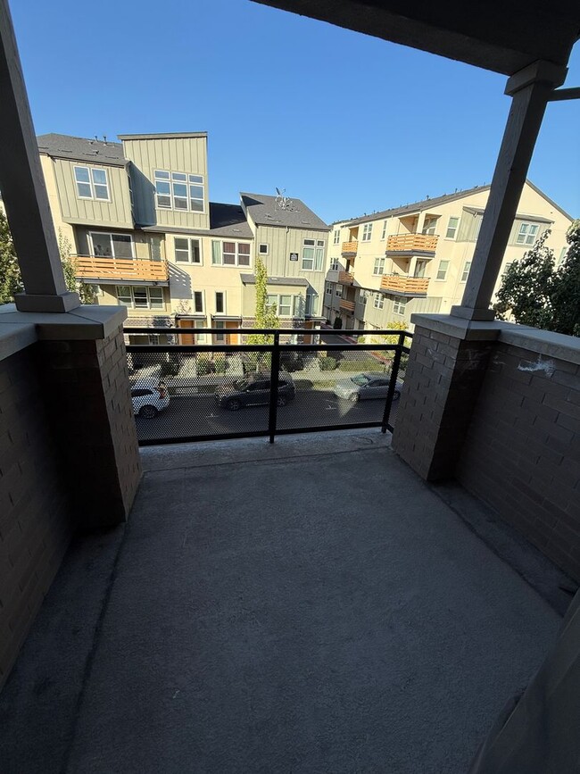 Building Photo - MODERN SMART CONDO IN DESIREABLE COMMUNITY