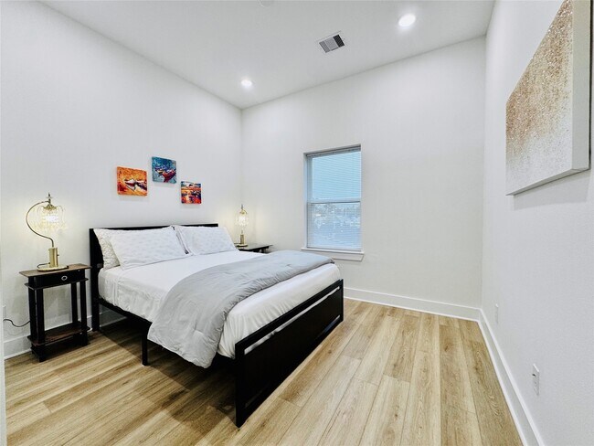 Building Photo - 225 Noras Ln