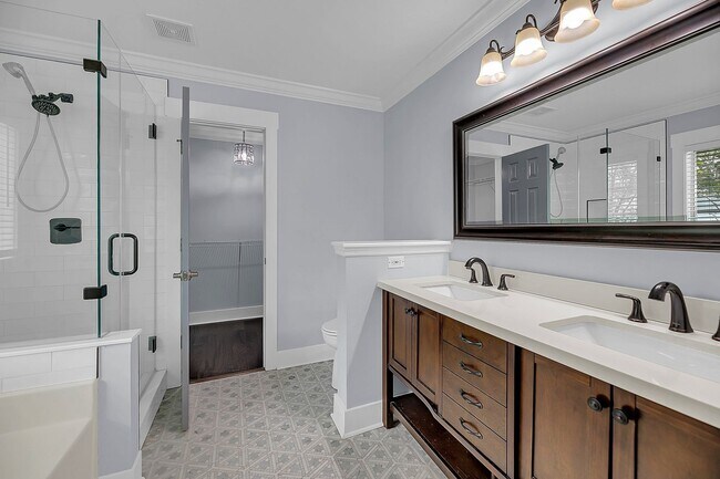 Building Photo - Centrally Located and Beautifully Renovate...