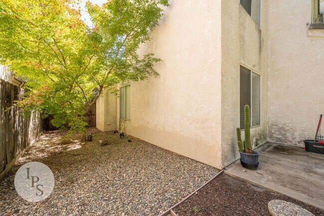 Building Photo - Northwest Fresno Home, CUSD - 4BR/2.5BA, Gated Community - Lots of Amenities