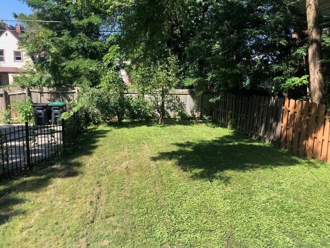 Building Photo - Large House Midtown