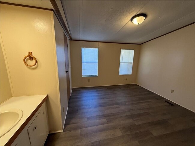 Building Photo - 15 Elza Dr