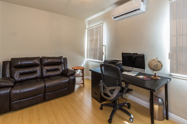 Building Photo - 1932 Carmona Ave