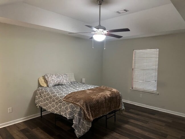 Building Photo - Beautiful 2 BR, 2 BA end-unit townhome in ...