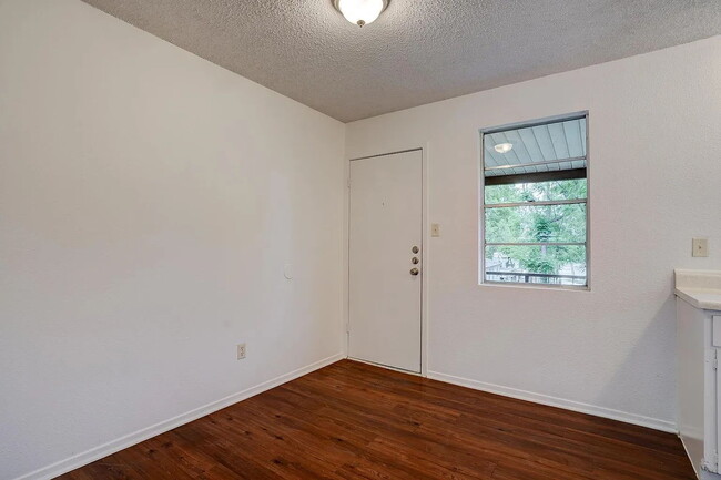 Building Photo - 748 Martindale Rd