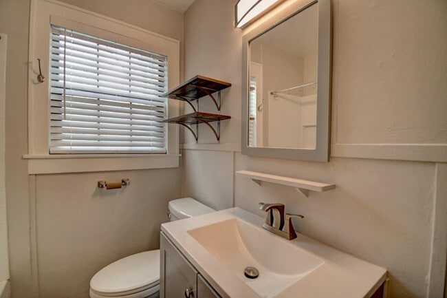 Building Photo - 1707-B Main St