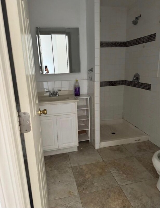 Building Photo - 14 Elk St