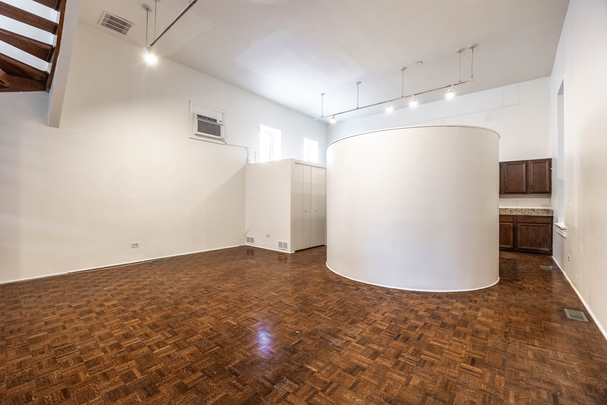 Building Photo - 2059 N Clifton Ave