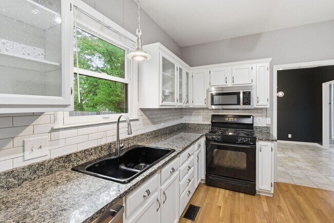 Building Photo - 913 Magnolia Ct W