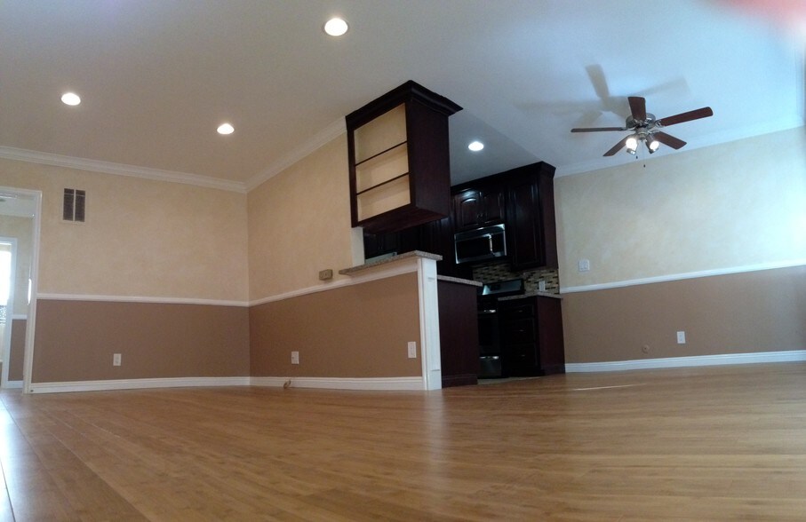living room / dining room - 1032 N Gardner St