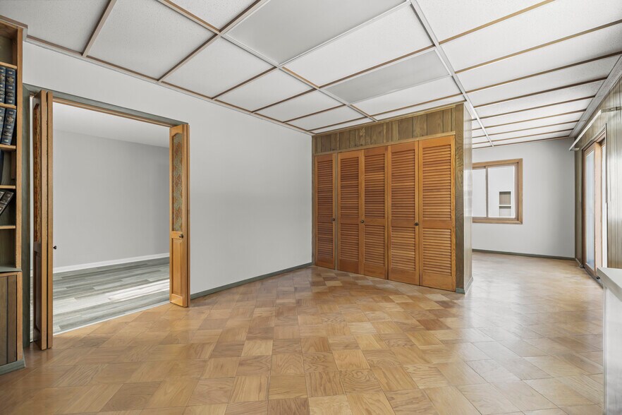 Building Photo - 1515 Longwood Dr