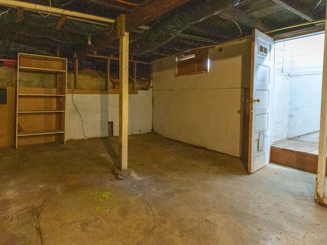 Building Photo - Cozy 2 bedroom, 1 bath now available in NE...