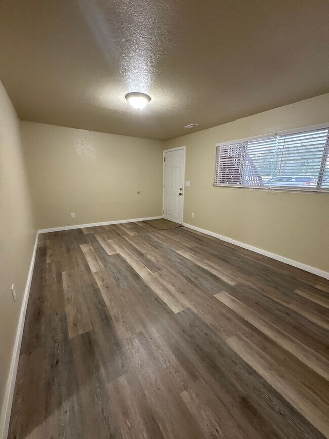 Building Photo - 75 E 860 S