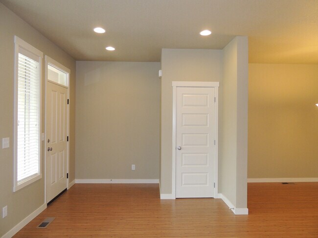 Building Photo - RENT REDUCTION; Modern Hawks Prairie Townhome