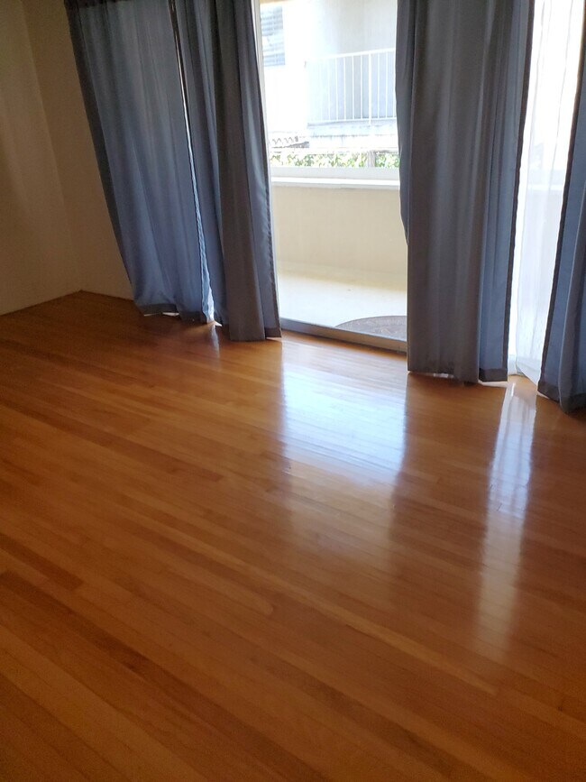 living room - 947 12th St