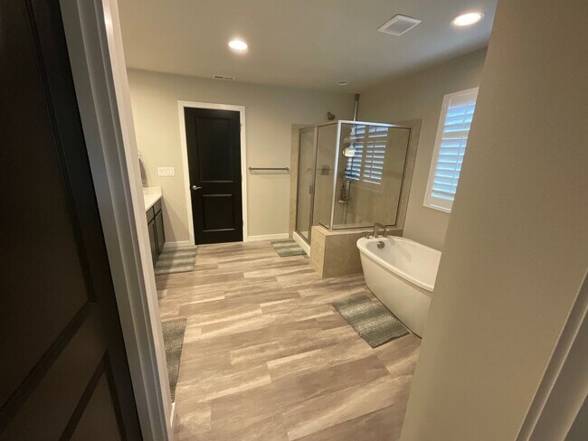 Building Photo - Furnished 4BR/3.5BA Home w/ Modern Ameniti...