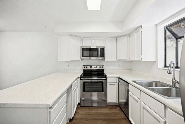 Building Photo - 8736 Oak Park Cir
