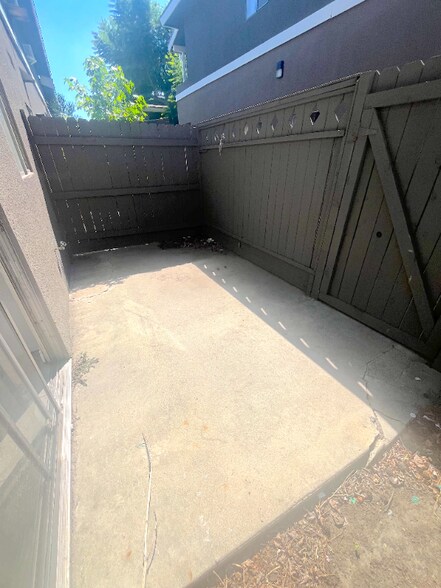 Building Photo - 587 Silverwood Ave