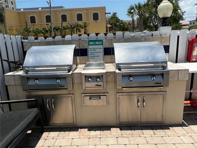 Building Photo - 2555 NE 11th St