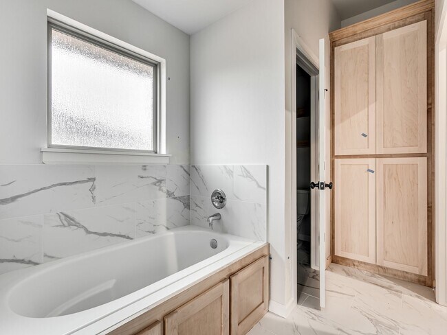 Building Photo - Newer Home in Moore!