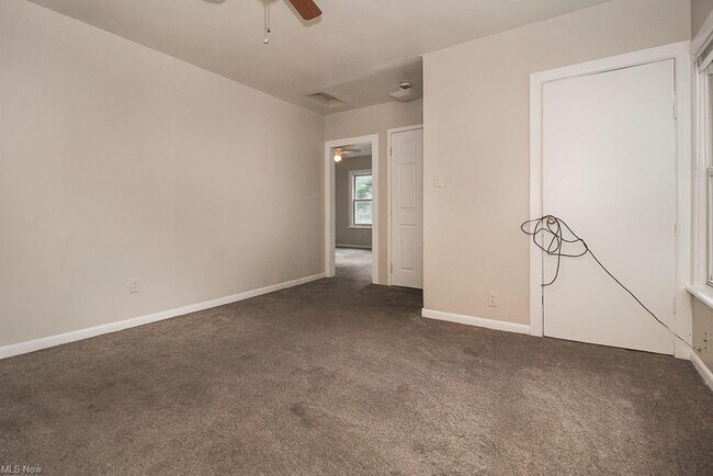 Building Photo - 653 Allyn St