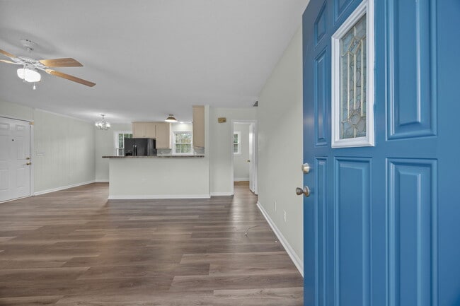 Building Photo - 904 Jennifer Ln