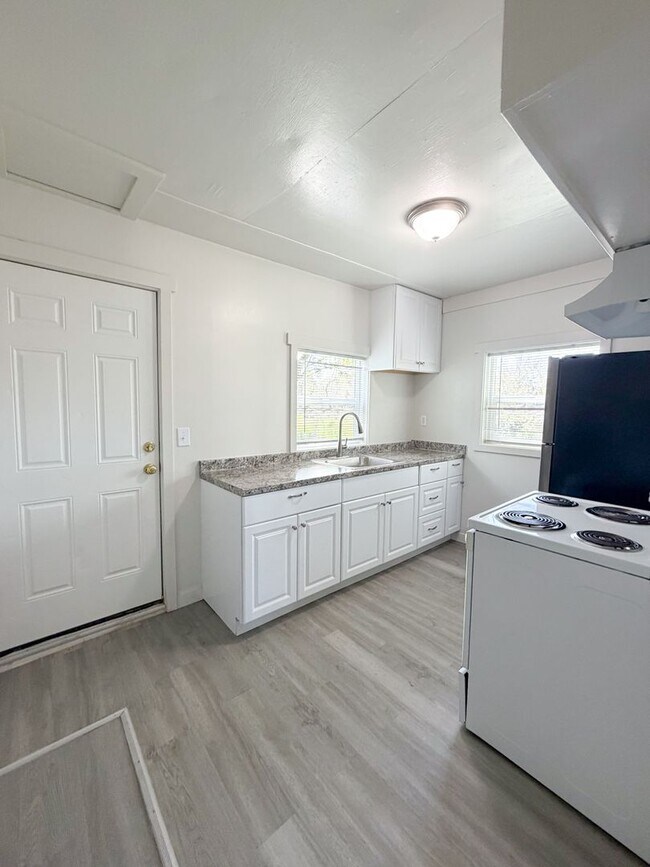 Building Photo - Thorpe Duplexes