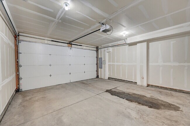 Building Photo - $3,400.00 - 2 Bedrooms, 3 Bathrooms, Townh...