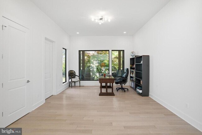Building Photo - 1513 Oakview Dr