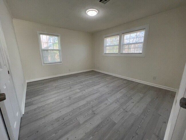 Building Photo - 3 Bedroom, 1 Bath Home