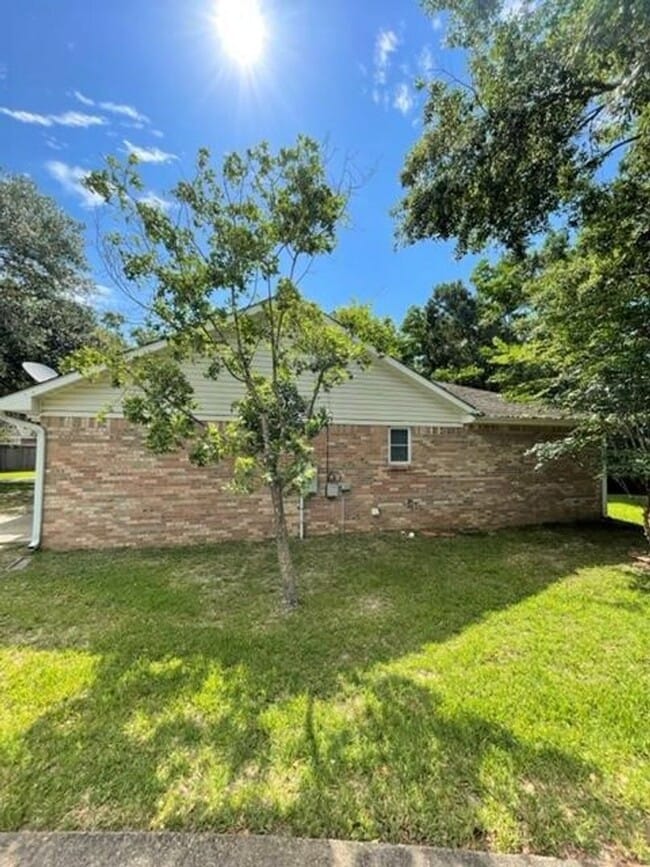 Building Photo - Ocean Springs home with convenient location!