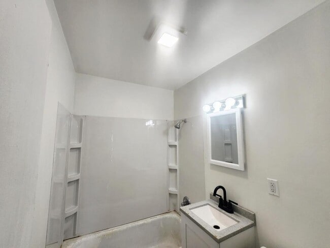 Building Photo - 1421 E 35th Ct