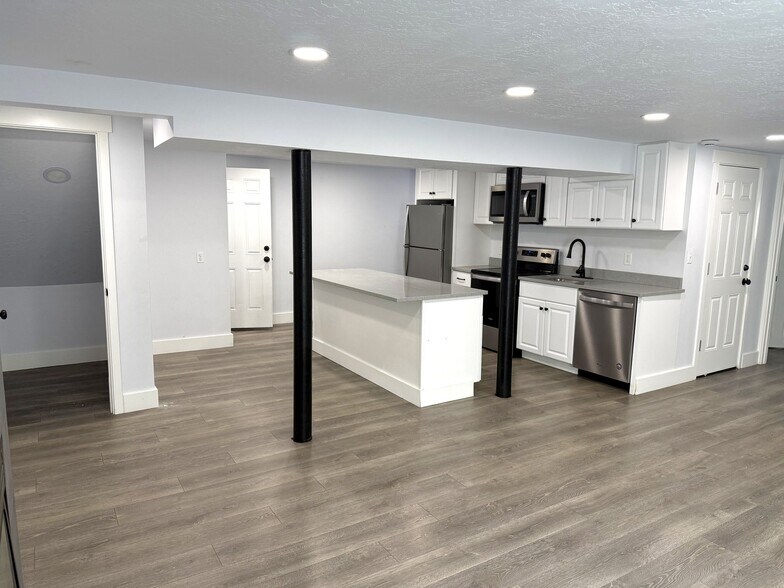 Building Photo - 3881 Ridgeview Way