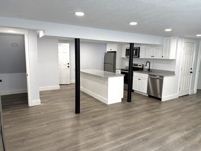 Building Photo - 3881 Ridgeview Way
