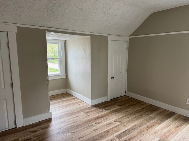 Building Photo - Fully remodeled 3 bed 1 bath $1400 includi...