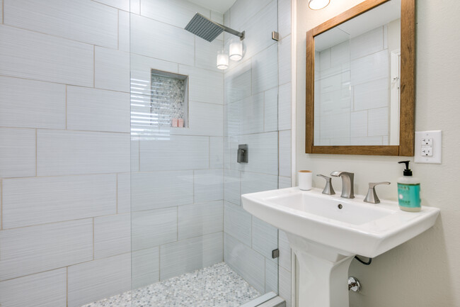Building Photo - 2519 Highwood Dr
