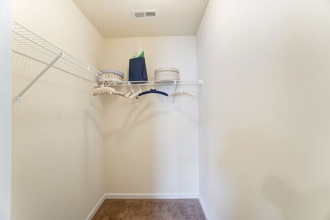 Building Photo - Beautiful 3 Bedroom 2.5 Bath Townhome in G...