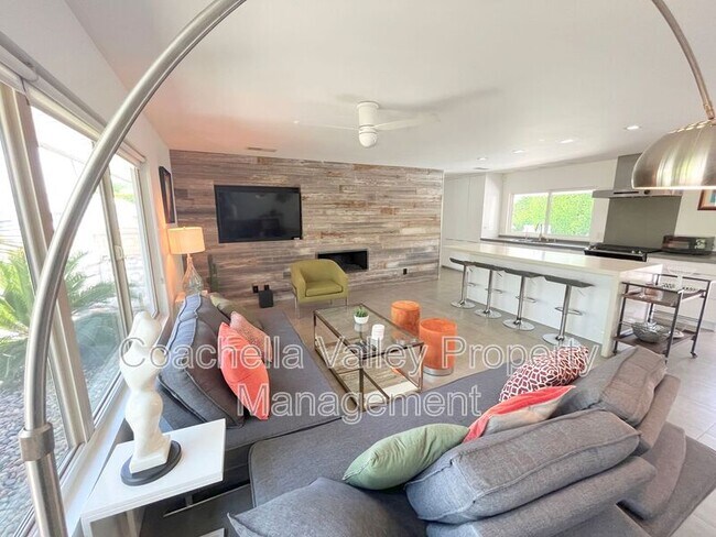 Building Photo - 2885 E Venetia Rd