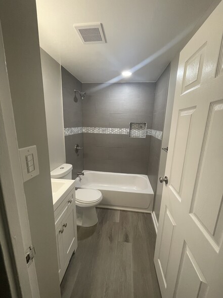 Full Bath (1/4) - 1900 Dutch Village Dr