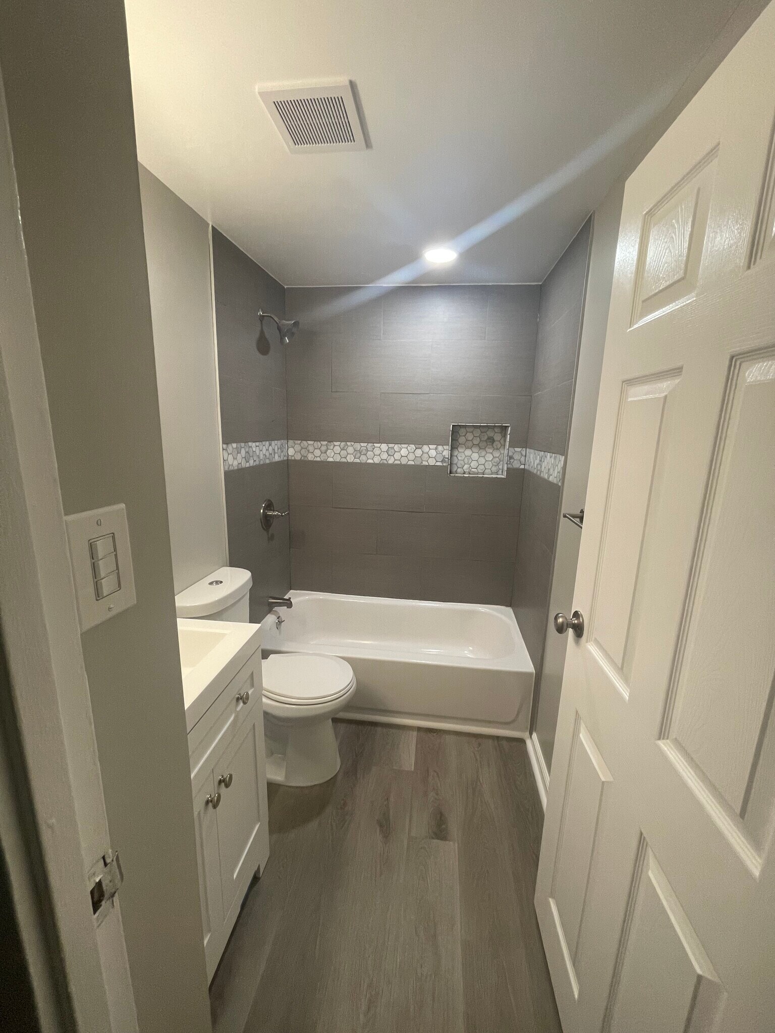 Full Bath (1/4) - 1900 Dutch Village Dr