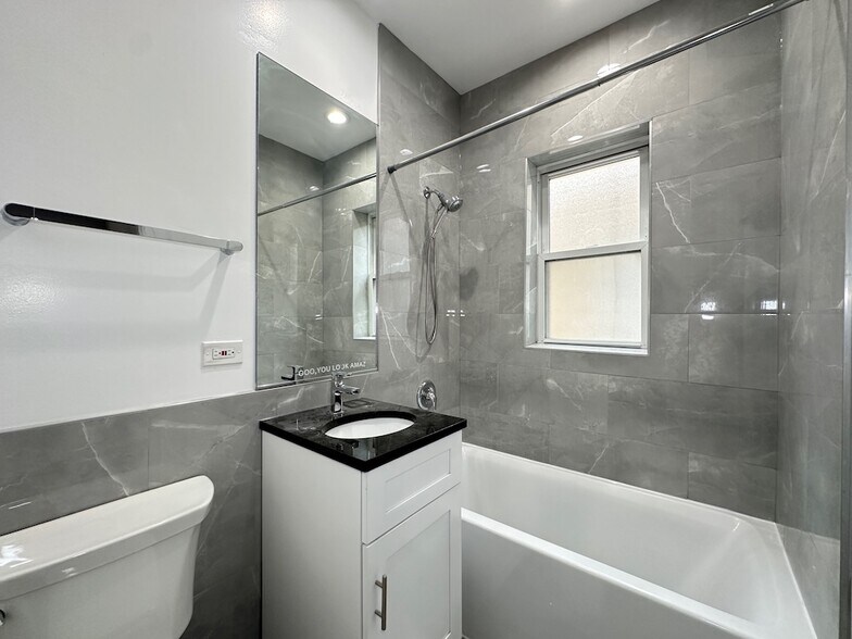 Building Photo - 1149 W Lunt Ave