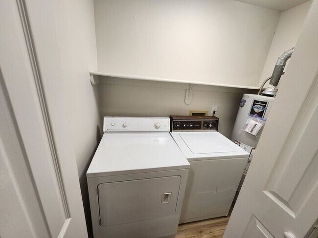 Building Photo - Renovated Cozy 2-Bedroom Duplex | Move In ...