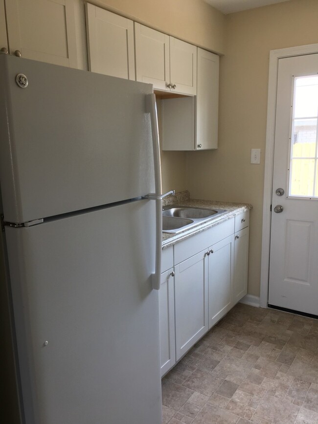 Building Photo - Efficient 2 Bed/1 Bath Duplex Unit in Spri...