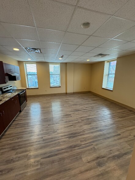 Building Photo - 102 E Otterman St