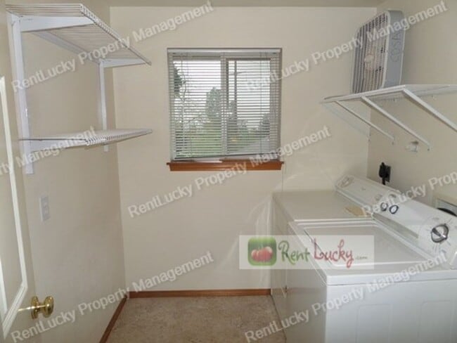 Building Photo - Fabulous 2 Bedroom Townhome With Attached Garage in Great RENTON Location!