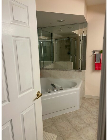 Building Photo - 650 S River Rd