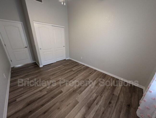 Building Photo - 9213 E Wood Dr