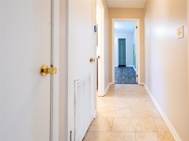 Building Photo - 2728 Encino Ave