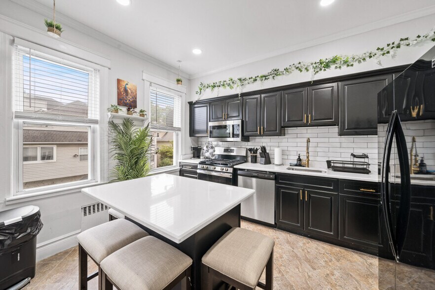 Building Photo - 84 W 42nd St